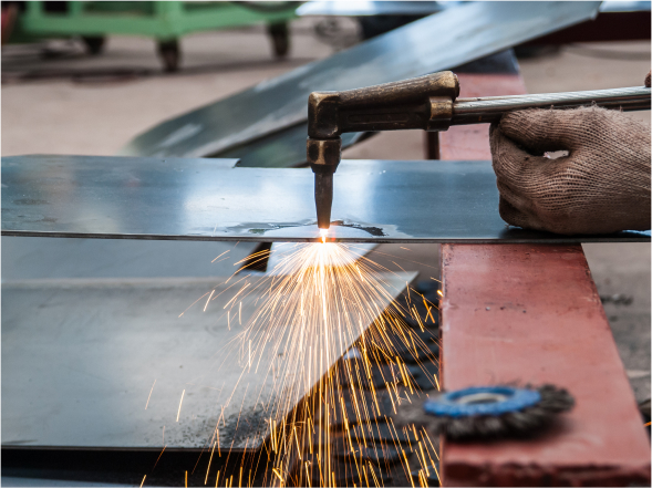 Arbeiter schneidet Stahl