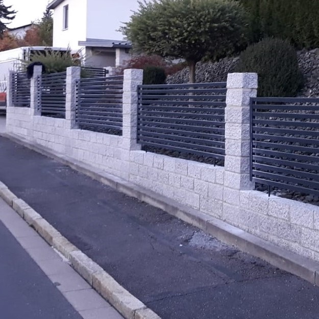 Moderne Zaune mit Stufeln - solide Verarbeitung und genaue Montage