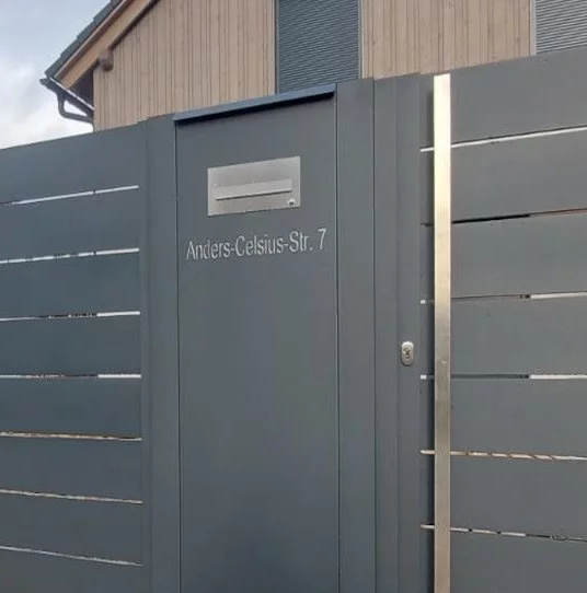 Metallsäule mit Briefkasten und Klingel