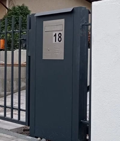 Metallsäule mit Briefkasten und Klingel