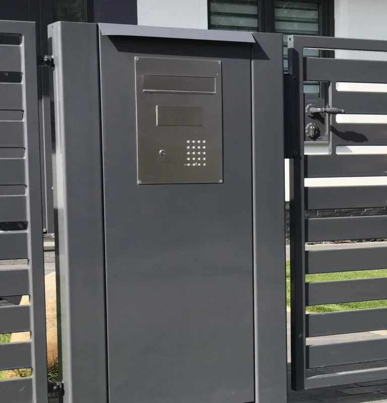Metallsäule mit Briefkasten und Gegensprechanlage