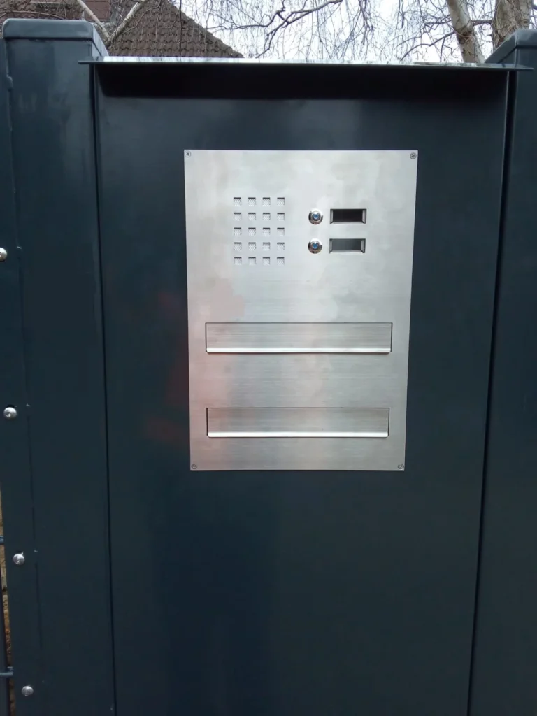 Metallsäule mit Briefkasten und Gegensprechanlage