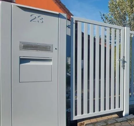 Metallsäule mit Briefkasten und Paketbox