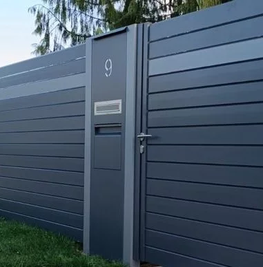 Metallsäule mit Briefkasten und Paketbox