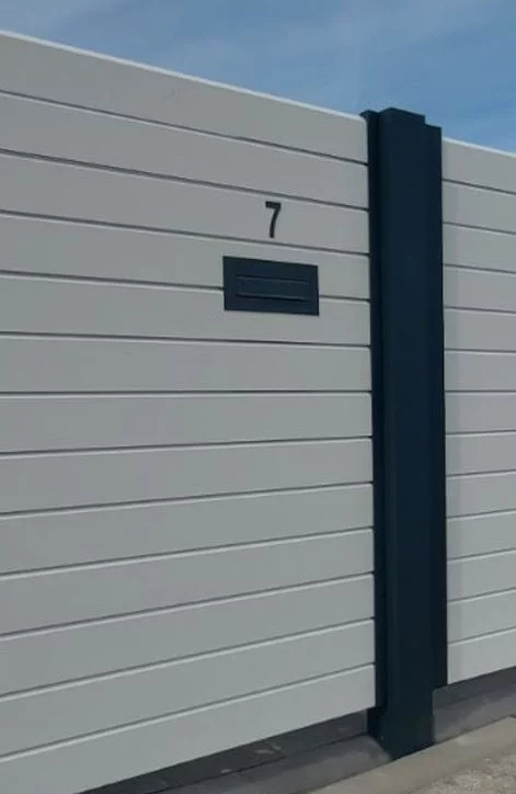 Briefkasten integriert in Zaunfelder