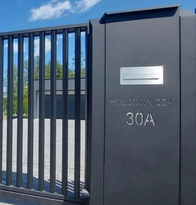 Metallsäule mit Briefkasten