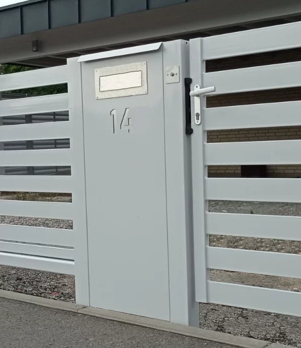 Metallsäule mit Briefkasten